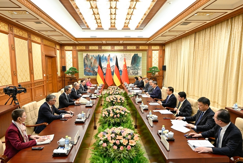 2月25日下午,国家主席习近平在北京钓鱼台国宾馆会见来华进行正式访问的德国总理默茨。新华社记者 殷博古 摄.jpg