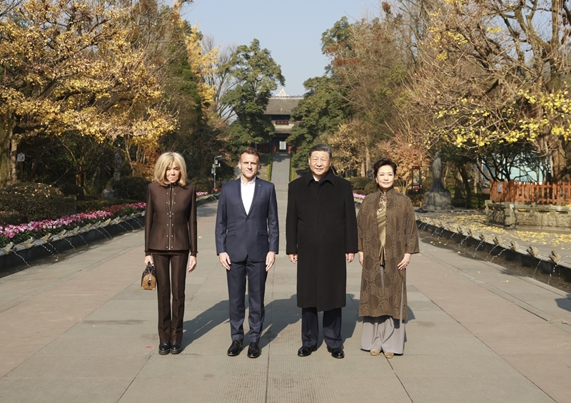 12月5日,国家主席习近平在四川省成都市都江堰同法国总统马克龙进行友好交流。这是习近平和夫人彭丽媛同马克龙夫妇合影。新华社记者 丁海涛 摄.jpg