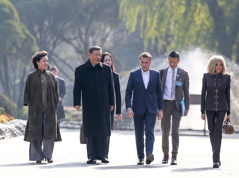 12月5日,国家主席习近平在四川省成都市都江堰同法国总统马克龙进行友好交流。这是两国元首夫妇沿堰功道边走边谈。新华社记者 丁海涛 摄.jpg