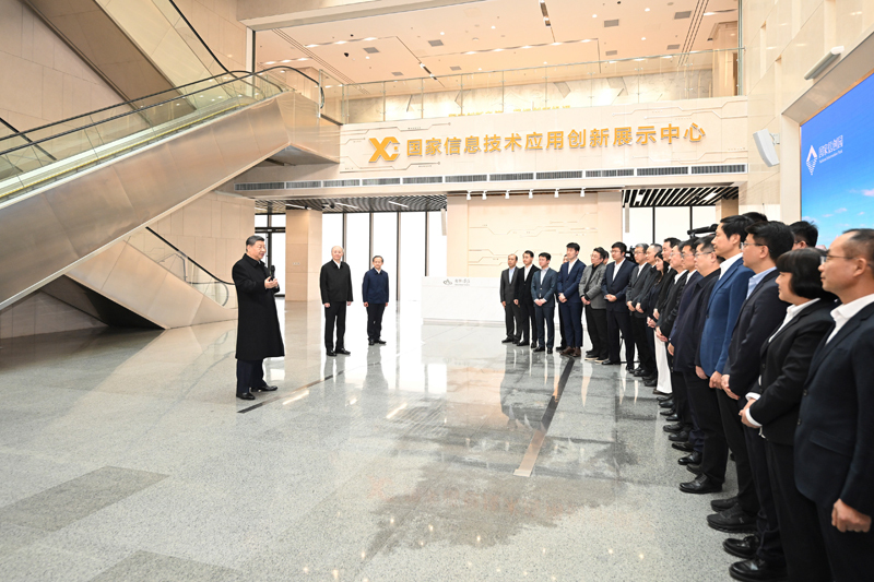 2月9日至10日,中共中央总书记、国家主席、中央军委主席习近平在北京考察并看望慰问基层干部群众。这是9日上午,习近平在位于北京亦庄的国家信创园考察时,同科研人员和科技企业负责人代表交流。新华社记者 谢环驰 摄.jpg