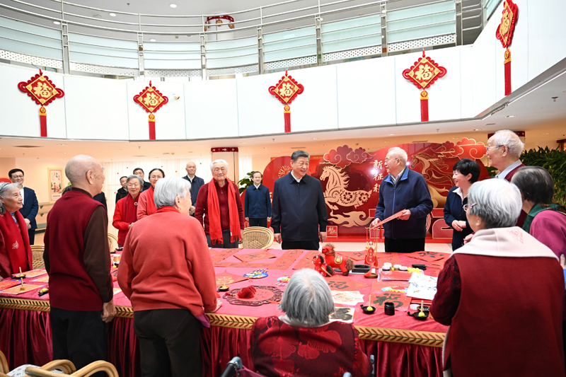2月9日至10日,中共中央总书记、国家主席、中央军委主席习近平在北京考察并看望慰问基层干部群众。这是10日上午,习近平在西城区“吾老·新街”养老服务街区银龄老年公寓考察时,同老人们亲切交流。新华社记者 谢环驰 摄.jpg