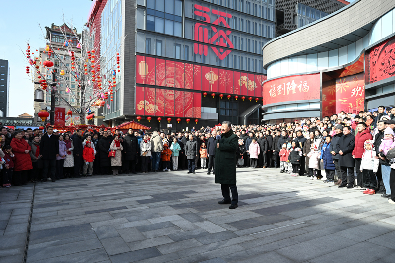 2月9日至10日,中共中央总书记、国家主席、中央军委主席习近平在北京考察并看望慰问基层干部群众。这是10日上午,习近平在东城区隆福寺街区考察时,向全国各族人民和香港同胞、澳门同胞、台湾同胞、海外侨胞致以美好的新春祝福。新华社记者 燕雁 摄2.jpg