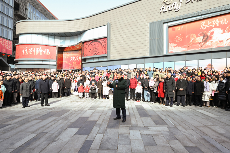 2月9日至10日,中共中央总书记、国家主席、中央军委主席习近平在北京考察并看望慰问基层干部群众。这是10日上午,习近平在东城区隆福寺街区考察时,向全国各族人民和香港同胞、澳门同胞、台湾同胞、海外侨胞致以美好的新春祝福。新华社记者 谢环驰 摄.jpg