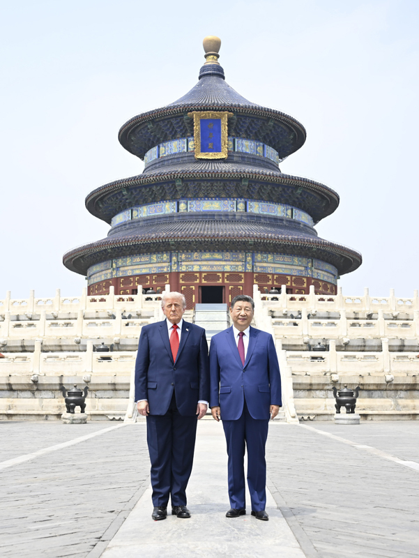2.5月14日,国家主席习近平同来华进行国事访问的美国总统特朗普参观天坛。两国元首在祈年殿广场合影。新华社记者 申宏 摄.jpg